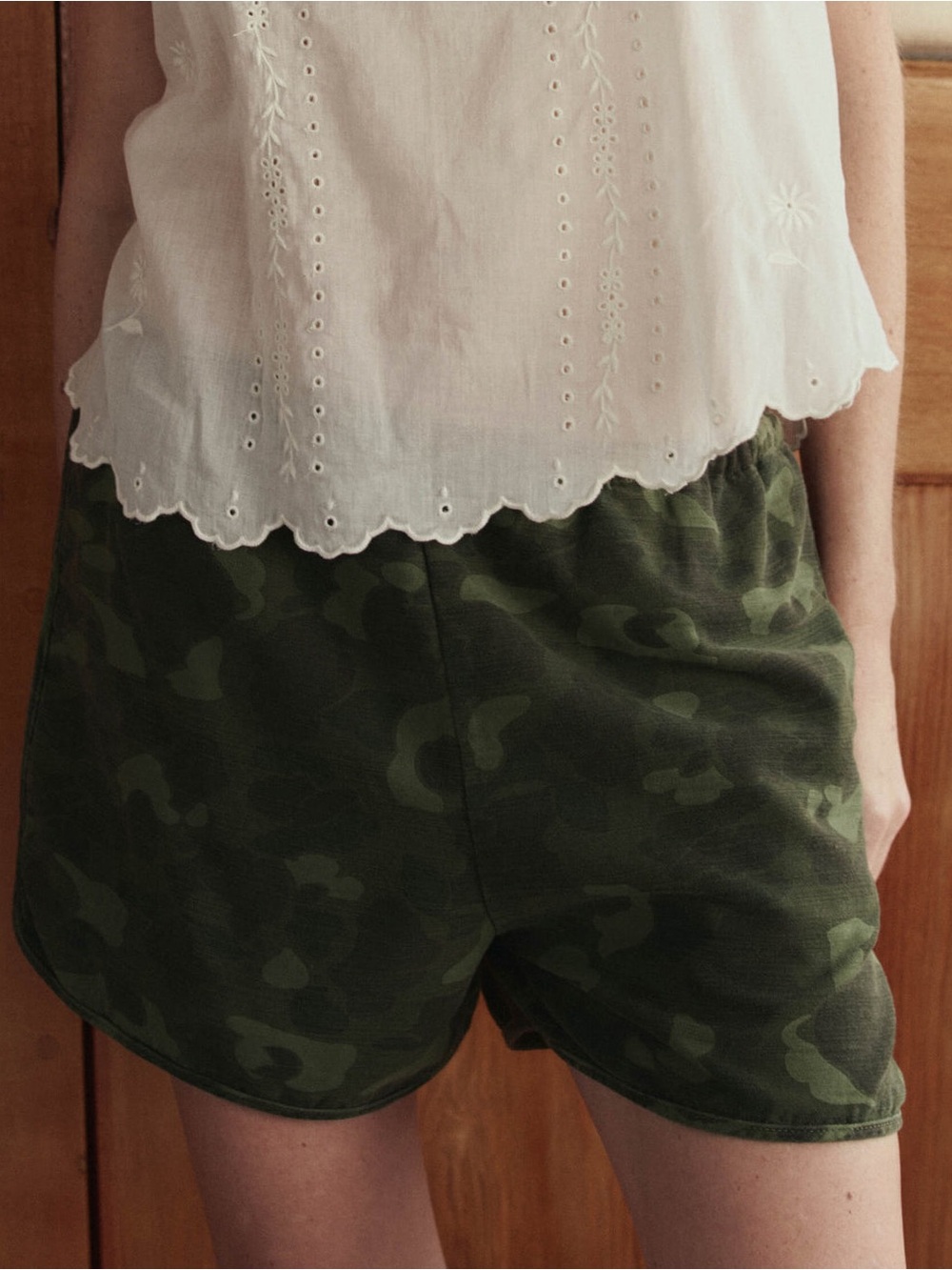THE GREAT. Dolphin short in desert camo NWOT
